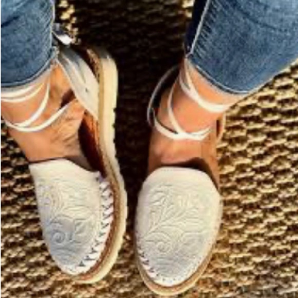 White Tie Lace Up Huaraches with Rose Design Marked Ashley Made in Mexico Sz 9 - Picture 2 of 11